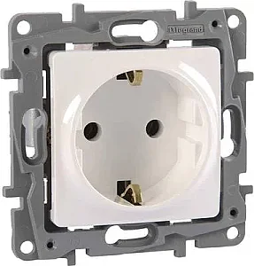 Raventi Child-Protected Grounded Socket Outlet, White - LEGRAND